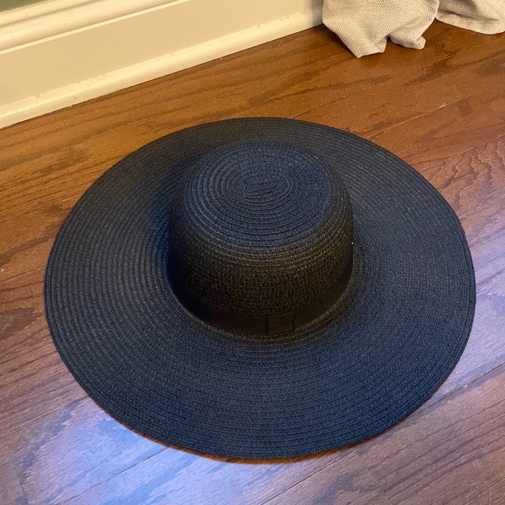 Black floppy hat
